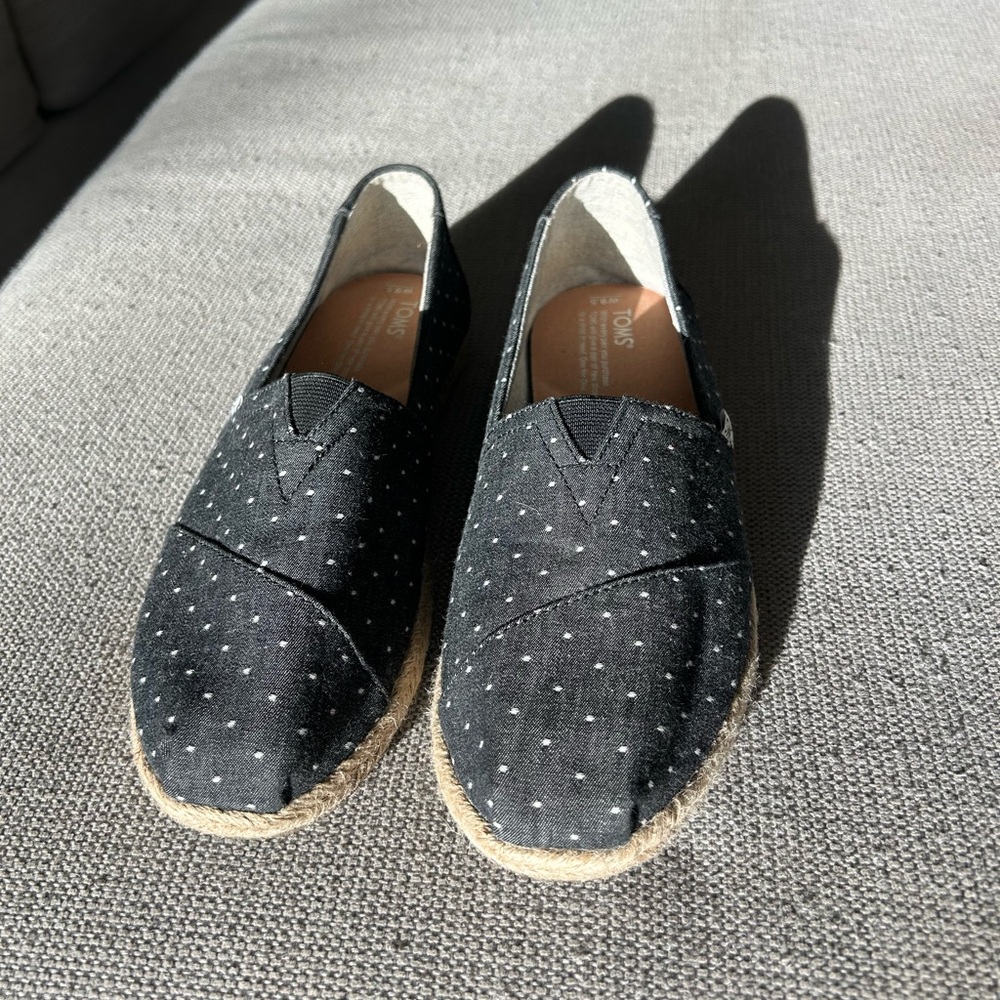 Toms women’s size 9.5 navy blue and white polka dot